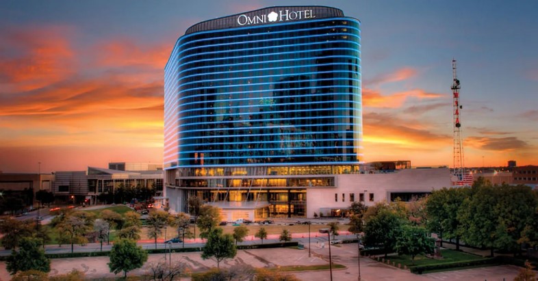 Pogled na staklenu zgradu hotela Omni Dallas u sumrak