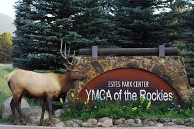Tabla sa natpisom YMCA of the Rockies ispred ulaza i figura jelena
